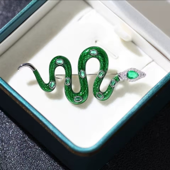 VQ Snake Brooch - Picture 2 of 4